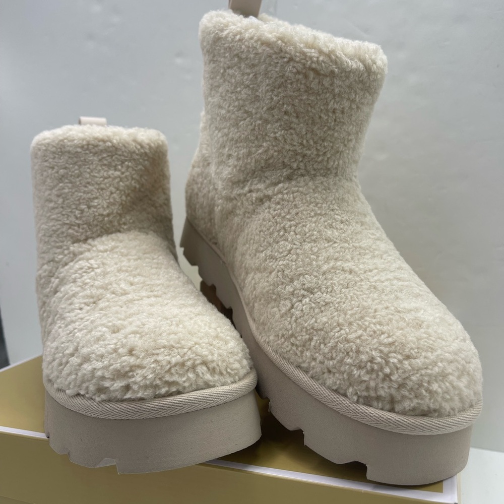 Michael Kors WINNIE BOOTIE W10
FAUX CURLY SHEARLING
49F5WNFE5D Natural 
Sherpa - Picture 13 of 16